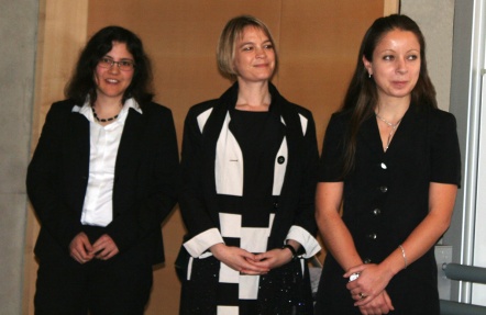 Die IzS-Wissenschaftspreise 2015 für MEDIZIN & Natur-, Lebens- und Ingenieurwissenschaften wurden vergeben an: UTE INGRID SCHOLL und ANGELIKA B. RIEMER (Medizin) und CLAUDIA ISABELLE KELLER (Natur-, Lebens- und Ingenieurwissenschaften)